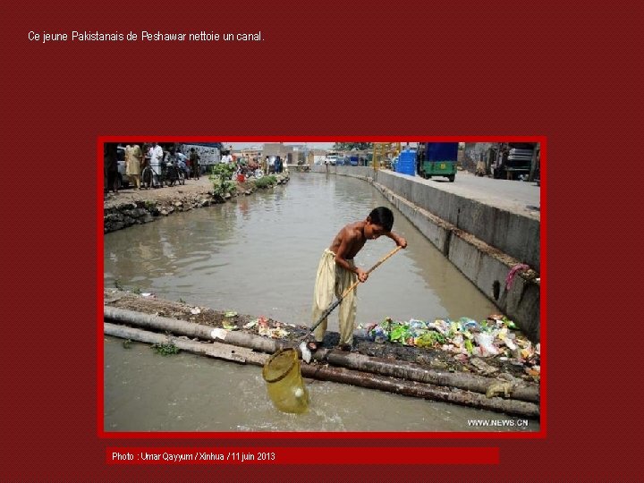Ce jeune Pakistanais de Peshawar nettoie un canal. Photo : Umar Qayyum / Xinhua
