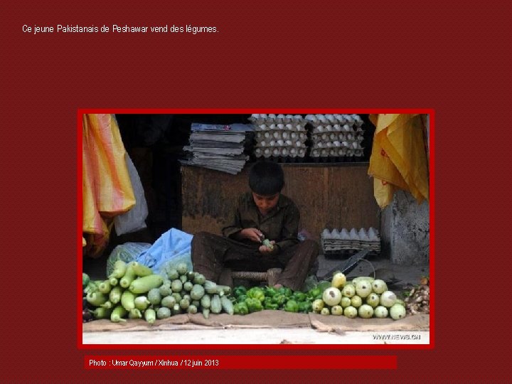 Ce jeune Pakistanais de Peshawar vend des légumes. Photo : Umar Qayyum / Xinhua