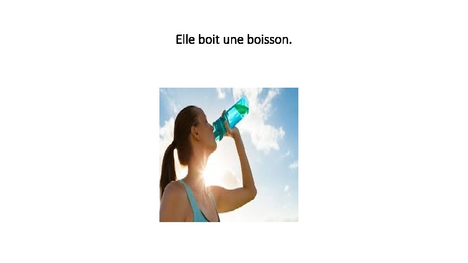 Elle boit une boisson. 