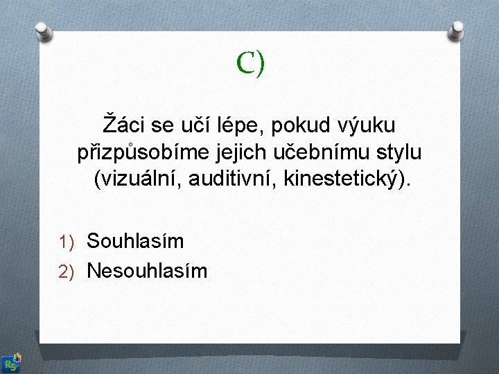 C) Žáci se učí lépe, pokud výuku přizpůsobíme jejich učebnímu stylu (vizuální, auditivní, kinestetický).