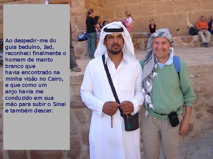 Ao despedir-me do guia beduíno, Ied, reconheci finalmente o homem de manto branco que Ao despedir-me do guia beduíno, Ied, reconheci finalmente o homem de manto branco que