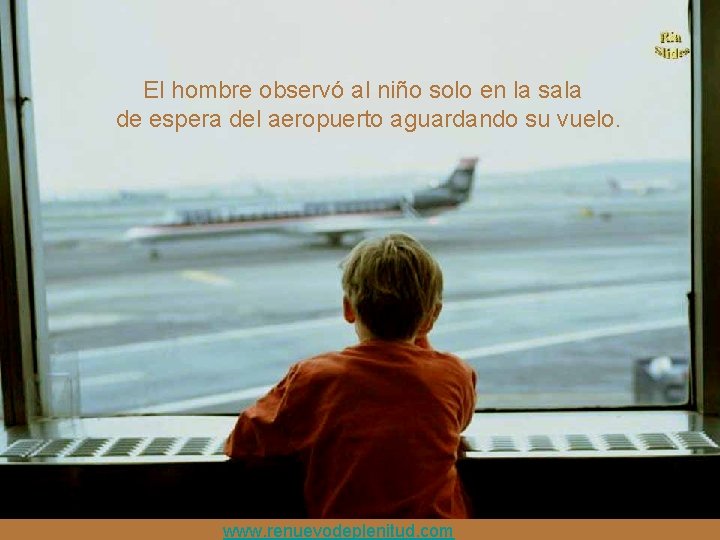 El hombre observó al niño solo en la sala de espera del aeropuerto aguardando