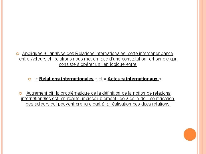  Appliquée à l’analyse des Relations internationales, cette interdépendance entre Acteurs et Relations nous