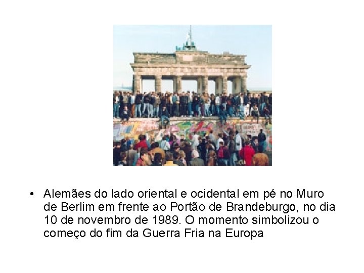  • Alemães do lado oriental e ocidental em pé no Muro de Berlim