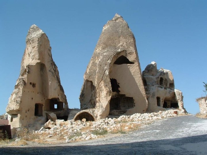 Les plus remarquables sont: Gôreme Les canyons d’Alhara et de Soganli. Les cités souterraines