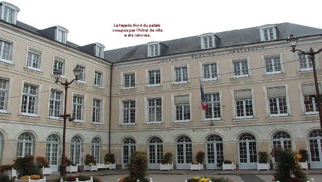 La façade Nord du palais occupée par l’hôtel de ville a été rénovée. 