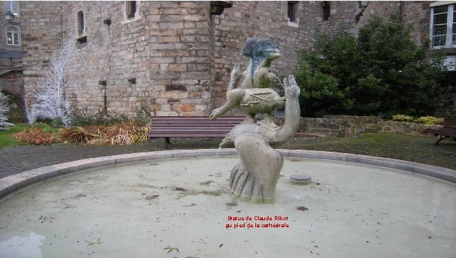 Statue de Claude Ribot au pied de la cathédrale 