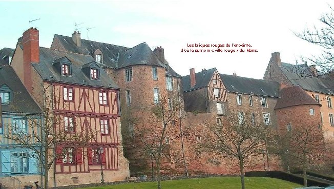 Les briques rouges de l’enceinte, d’où le surnom « ville rouge » du Mans.