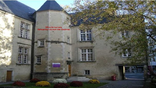 Office de tourisme dans ancien couvent des Ursulines. 