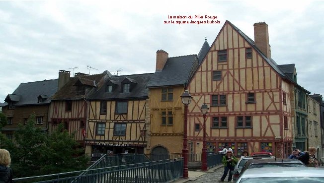 La maison du Pilier Rouge sur le square Jacques Dubois. 