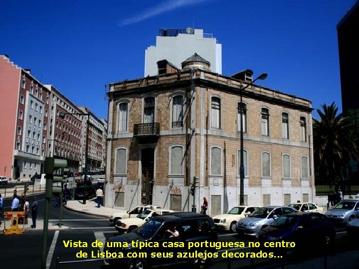 Vista de uma típica casa portuguesa no centro de Lisboa com seus azulejos decorados.