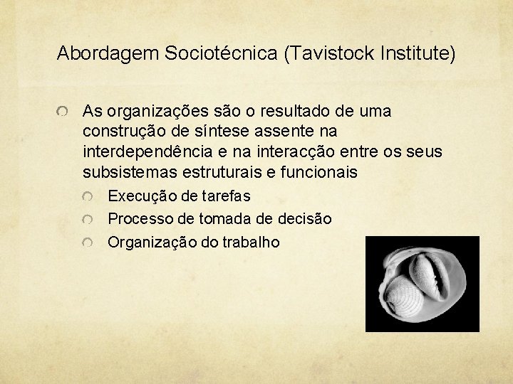 Abordagem Sociotécnica (Tavistock Institute) As organizações são o resultado de uma construção de síntese