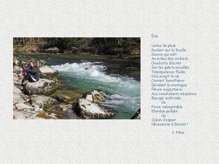 Eau Larme de pluie Roulant sur la feuille Source qui naît Au milieu des