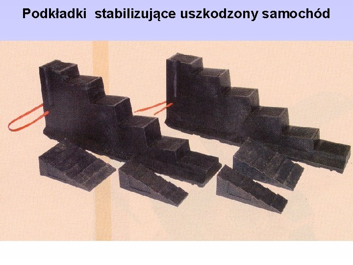 Podkładki stabilizujące uszkodzony samochód 