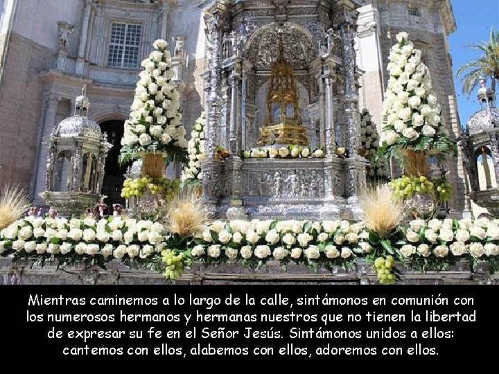 Mientras caminemos a lo largo de la calle, sintámonos en comunión con los numerosos