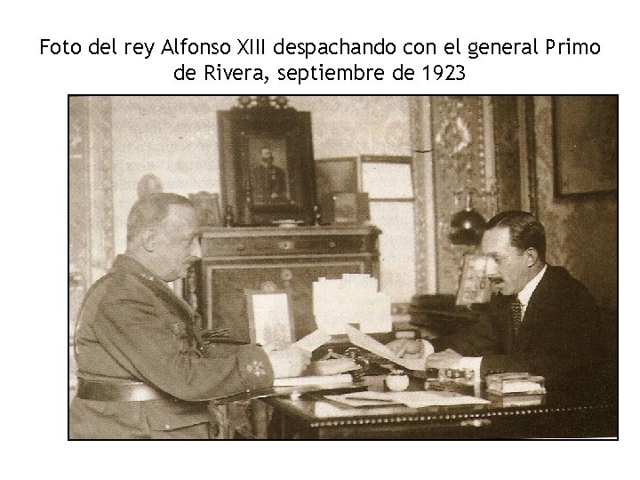 Foto del rey Alfonso XIII despachando con el general Primo de Rivera, septiembre de