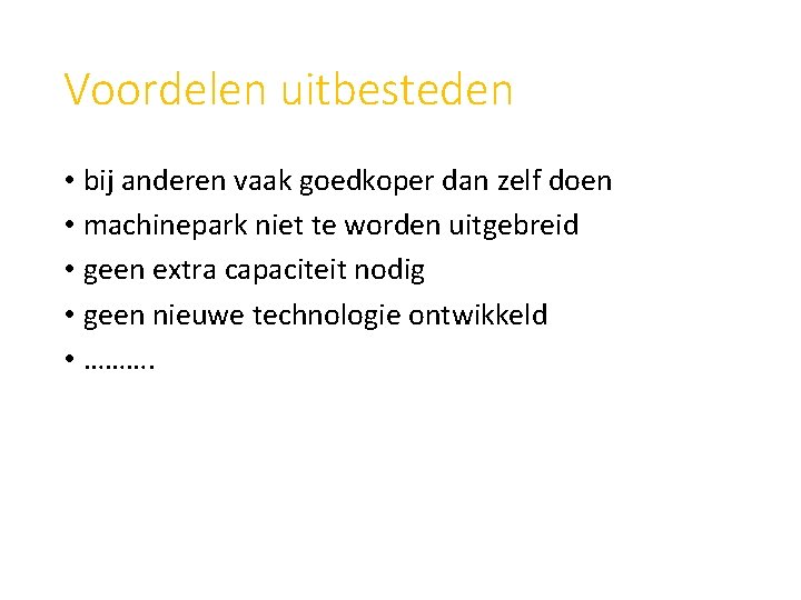 Voordelen uitbesteden • bij anderen vaak goedkoper dan zelf doen • machinepark niet te