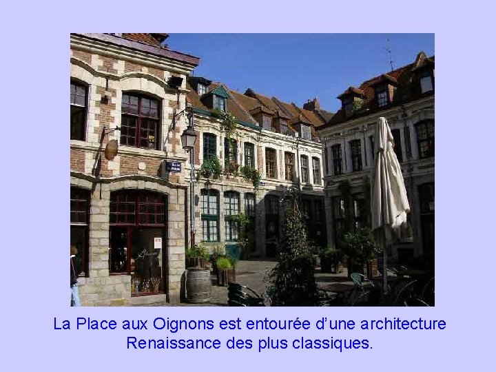 La Place aux Oignons est entourée d’une architecture Renaissance des plus classiques. 