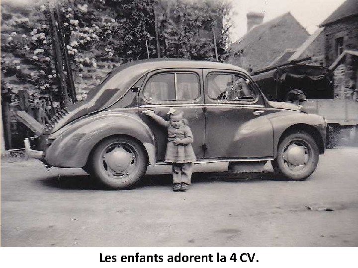 Les enfants adorent la 4 CV. 