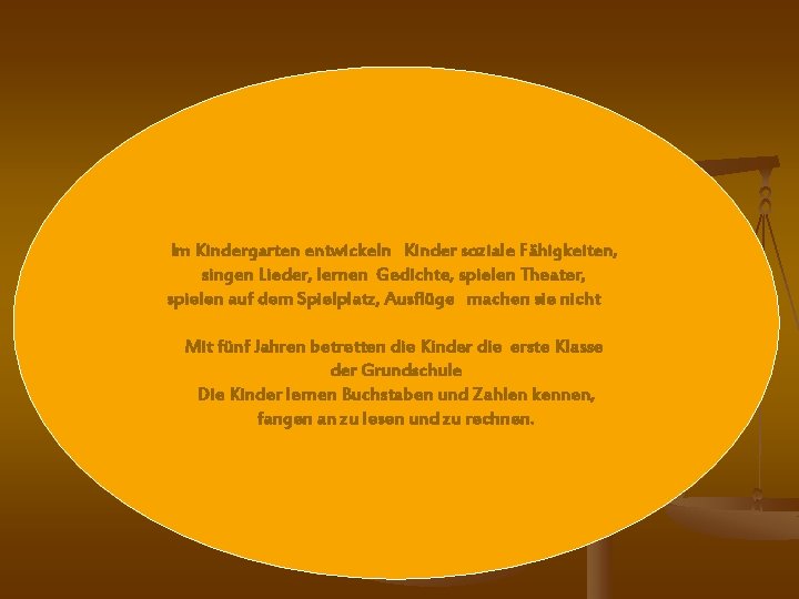 Im Kindergarten entwickeln Kinder soziale Fähigkeiten, singen Lieder, lernen Gedichte, spielen Theater, spielen auf