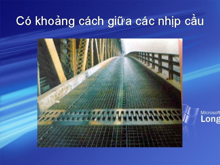 Có khoảng cách giữa các nhịp cầu 