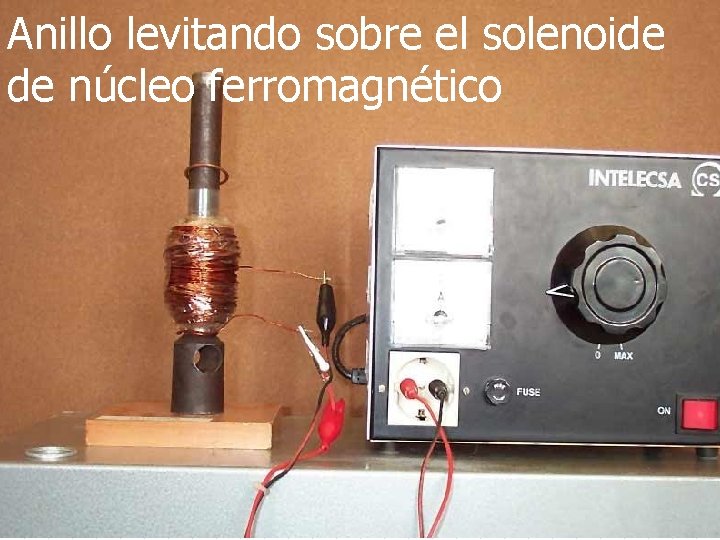 Anillo levitando sobre el solenoide de núcleo ferromagnético 