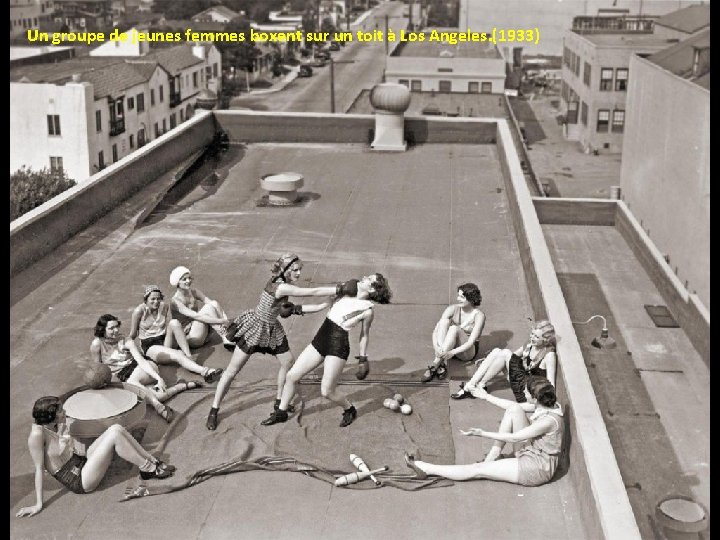 Un groupe de jeunes femmes boxent sur un toit à Los Angeles. (1933) Un groupe de jeunes femmes boxent sur un toit à Los Angeles. (1933)