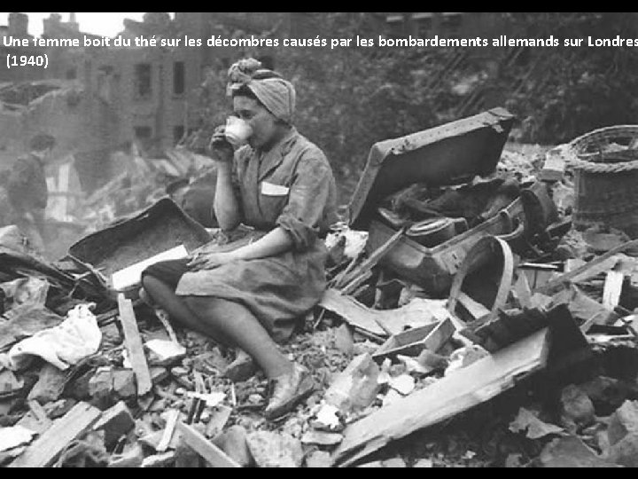 Une femme boit du thé sur les décombres causés par les bombardements allemands sur Une femme boit du thé sur les décombres causés par les bombardements allemands sur