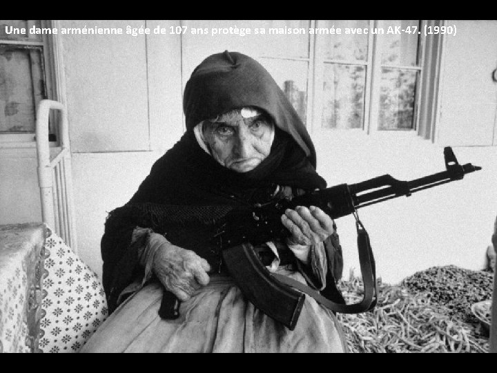 Une dame arménienne âgée de 107 ans protège sa maison armée avec un AK-47. Une dame arménienne âgée de 107 ans protège sa maison armée avec un AK-47.