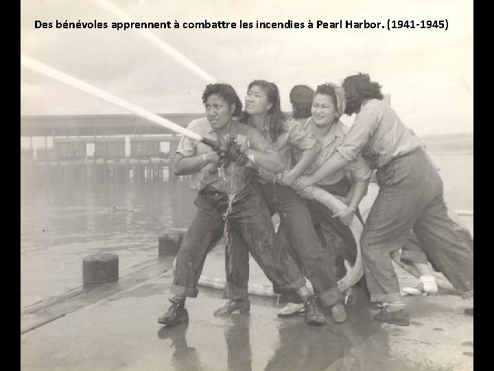 Des bénévoles apprennent à combattre les incendies à Pearl Harbor. (1941 -1945) Des bénévoles apprennent à combattre les incendies à Pearl Harbor. (1941 -1945)