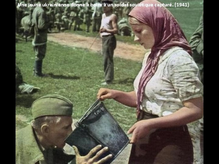 Une jeune ukrainienne donne à boire à un soldat soviétique capturé. (1941) Une jeune ukrainienne donne à boire à un soldat soviétique capturé. (1941)