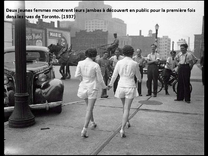 Deux jeunes femmes montrent leurs jambes à découvert en public pour la première fois Deux jeunes femmes montrent leurs jambes à découvert en public pour la première fois
