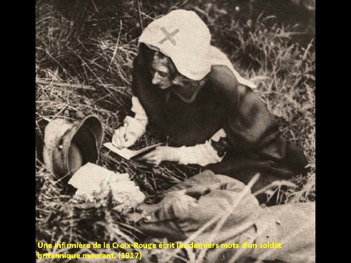 Une infirmière de la Croix-Rouge écrit les derniers mots d'un soldat britannique mourant. (1917) Une infirmière de la Croix-Rouge écrit les derniers mots d'un soldat britannique mourant. (1917)