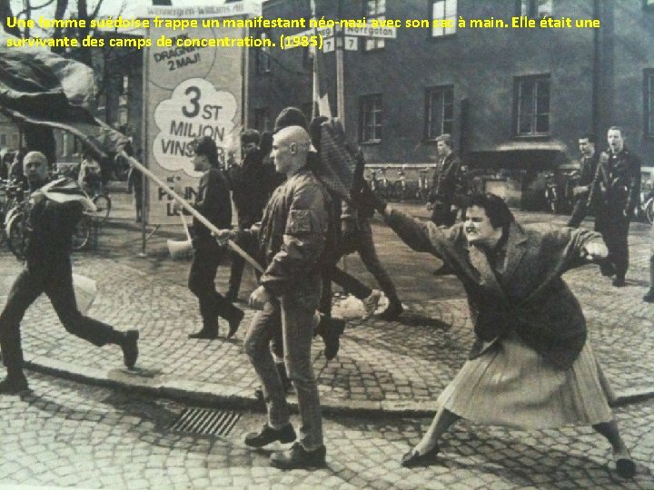 Une femme suédoise frappe un manifestant néo-nazi avec son sac à main. Elle était Une femme suédoise frappe un manifestant néo-nazi avec son sac à main. Elle était