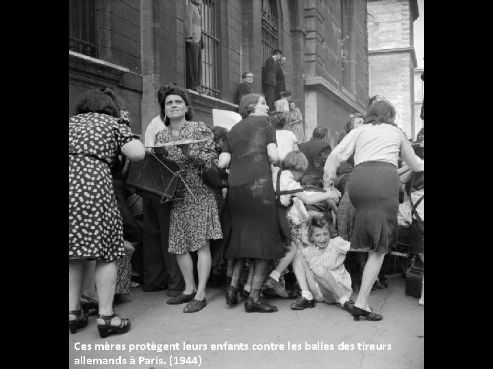 Ces mères protègent leurs enfants contre les balles des tireurs allemands à Paris. (1944) Ces mères protègent leurs enfants contre les balles des tireurs allemands à Paris. (1944)
