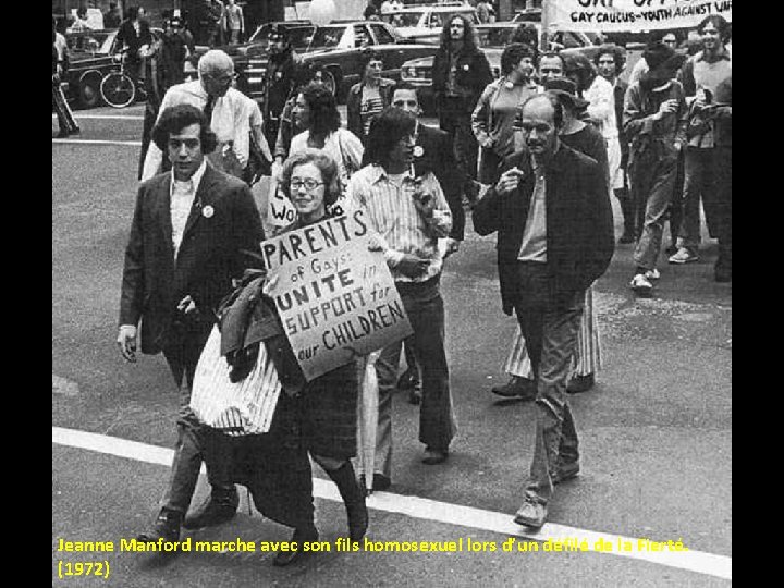 Jeanne Manford marche avec son fils homosexuel lors d’un défilé de la Fierté. (1972) Jeanne Manford marche avec son fils homosexuel lors d’un défilé de la Fierté. (1972)