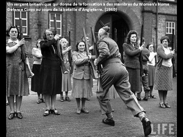 Un sergent britannique qui donne de la formation à des membres du Women’s Home Un sergent britannique qui donne de la formation à des membres du Women’s Home