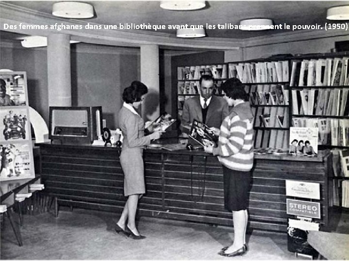 Des femmes afghanes dans une bibliothèque avant que les talibans prennent le pouvoir. (1950) Des femmes afghanes dans une bibliothèque avant que les talibans prennent le pouvoir. (1950)