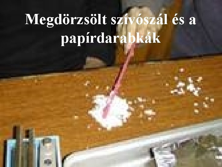 Megdörzsölt szívószál és a papírdarabkák 