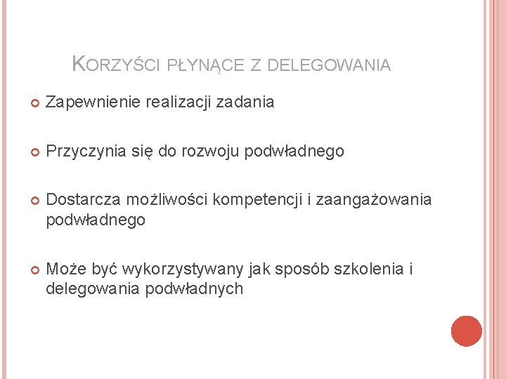 KORZYŚCI PŁYNĄCE Z DELEGOWANIA Zapewnienie realizacji zadania Przyczynia się do rozwoju podwładnego Dostarcza możliwości