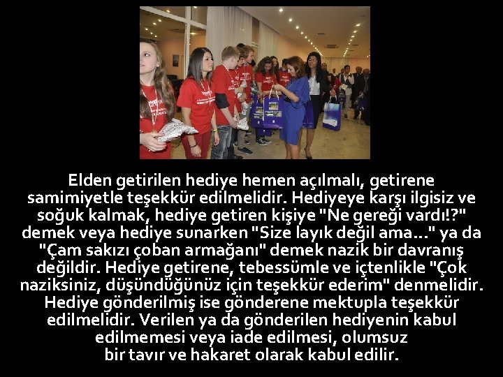 Elden getirilen hediye hemen açılmalı, getirene samimiyetle teşekkür edilmelidir. Hediyeye karşı ilgisiz ve soğuk