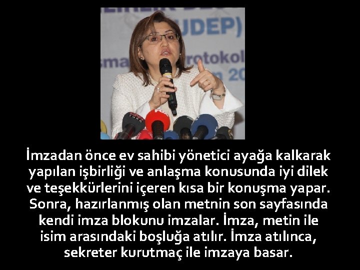 İmzadan önce ev sahibi yönetici ayağa kalkarak yapılan işbirliği ve anlaşma konusunda iyi dilek