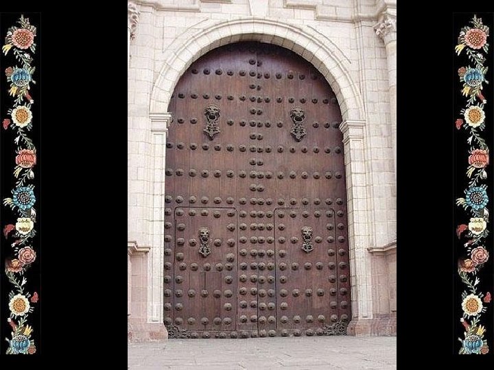  --------- LA PUERTA DEL PERDÓN -----------El frontis, tipo retablo, y de gran belleza,