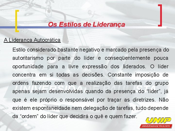 Os Estilos de Liderança Autocrática Estilo considerado bastante negativo e marcado pela presença do