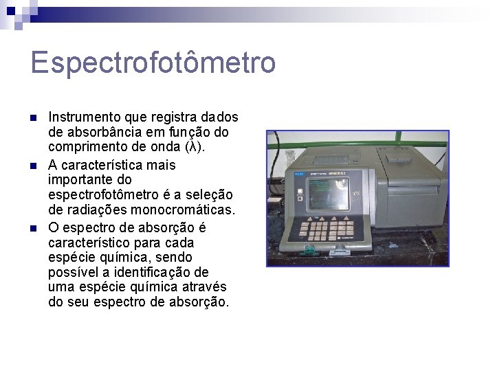 Espectrofotômetro n n n Instrumento que registra dados de absorbância em função do comprimento