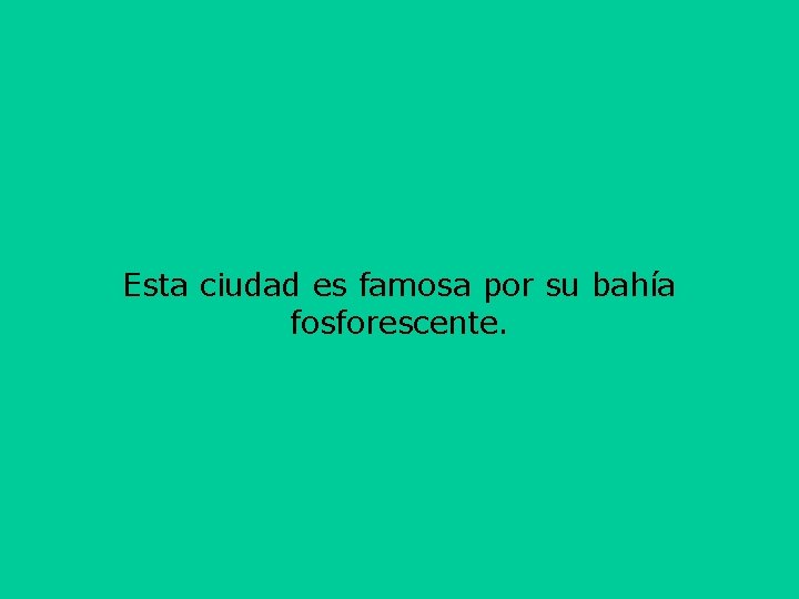 Esta ciudad es famosa por su bahía fosforescente. 