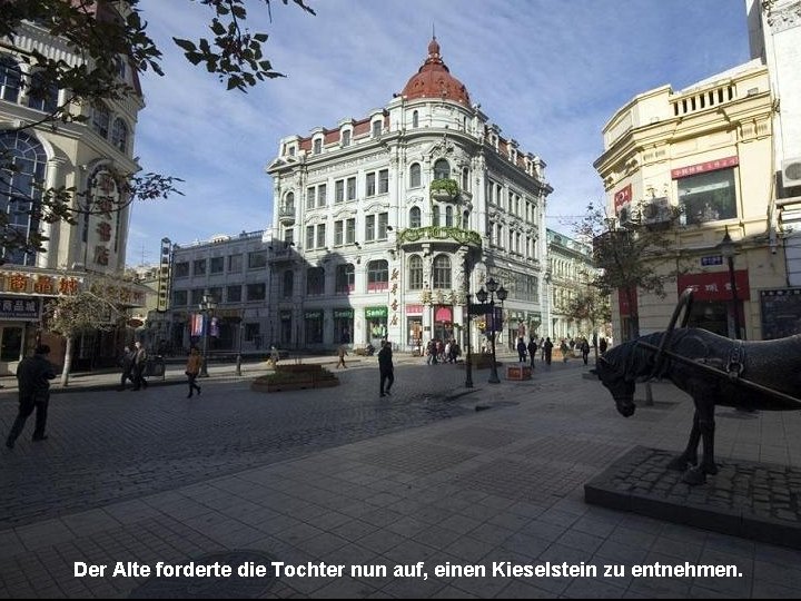 Der Alte forderte die Tochter nun auf, einen Kieselstein zu entnehmen. 