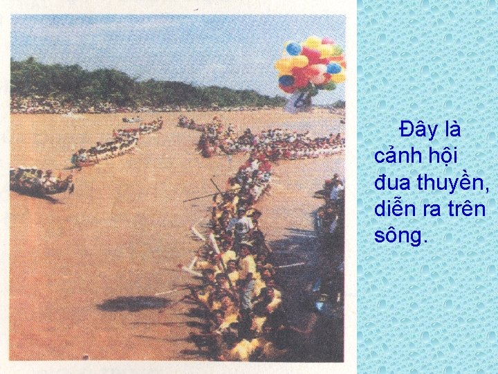 Đây là cảnh hội đua thuyền, diễn ra trên sông. 
