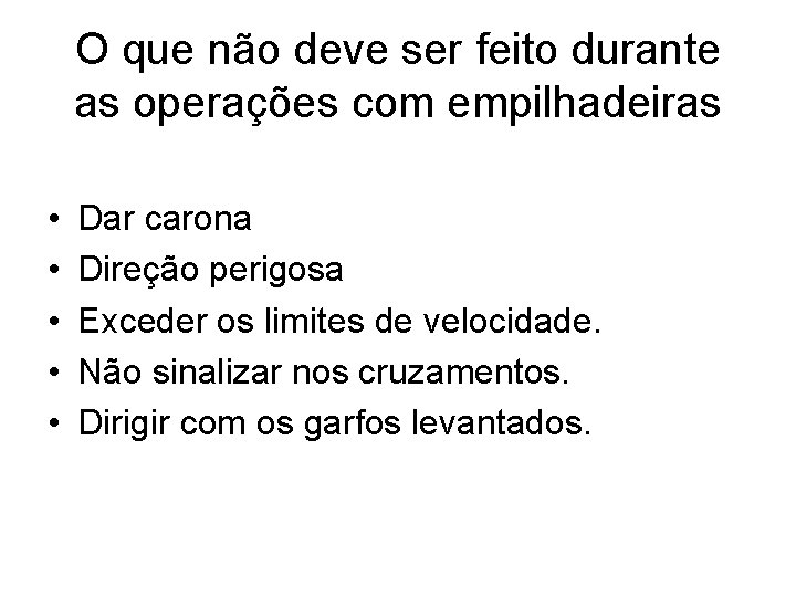 O que não deve ser feito durante as operações com empilhadeiras • • •