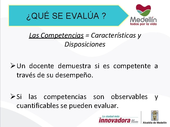 ¿QUÉ SE EVALÚA ? Las Competencias = Características y Disposiciones Ø Un docente demuestra